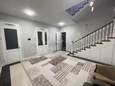 Продаю дом 6-ком. 250кв. м., этаж-2, 4-сот., стена кирпич, р-н Киргизия 1.