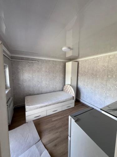 Сдаётся 1ком.кв ч.сектор   АДРЕС: ВОСТОК-5 Верхний Токольдош   С мебелью и бытовой техникой.   стоимость аренды 20000сом   0778426647 0558426647 0500018229 0702 426647w.app