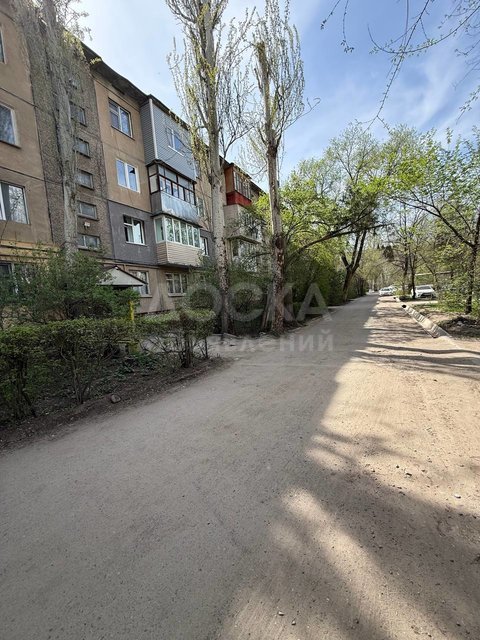 Продаю 1-комнатную квартиру, 32 кв. м., этаж 1/4, 10 мкр.