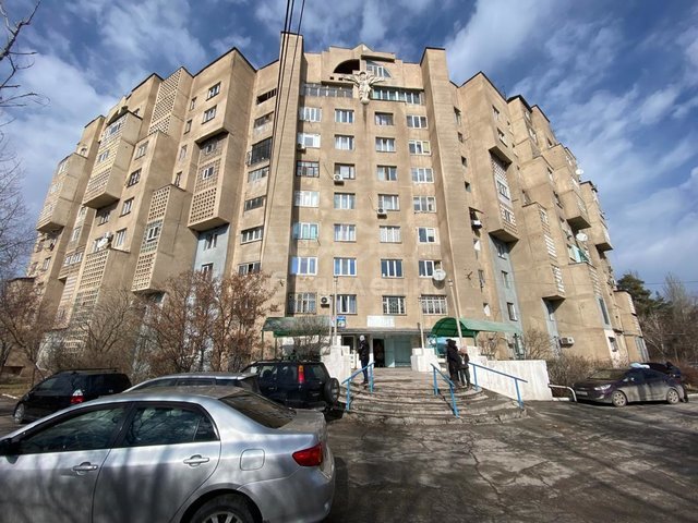 Продаю 2-комнатную квартиру, 42 кв. м., этаж 1/9, 10-мкр выше (мкр Совмин)..