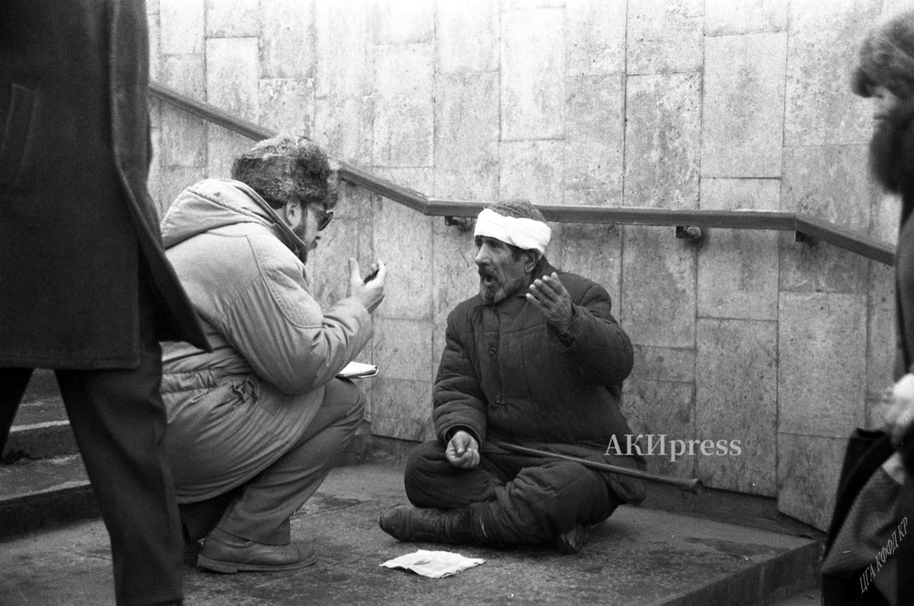 Нищий в подземном переходе