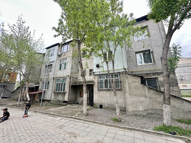 Продаю 3-комнатную квартиру, 80 кв. м., этаж 1/3, мкр Достук.