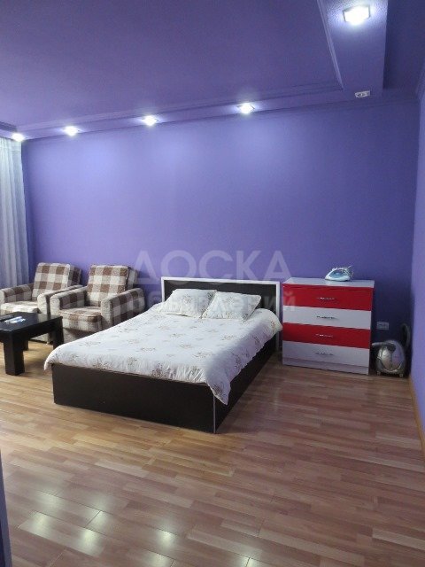 Сдаю 1-комнатную квартиру, 40 кв. м., этаж 3/4, проспект Чуй 140 - Тоголок Молдо, район Военторга.