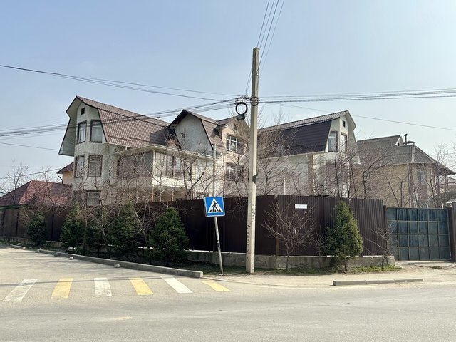 Продаю 3-комнатную квартиру, 102 кв. м., этаж 1/3, Кок-Жар, Ахунбаева/Молдокулова.