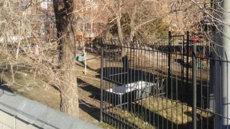 В Востоке-5 на территории садика находится сотовая станция с открытой решеткой, - горожанин. Фото